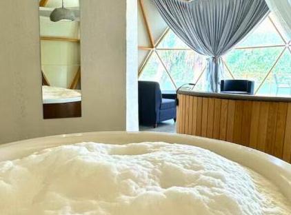 رزورت گلمپینگ این آوت تورنگار