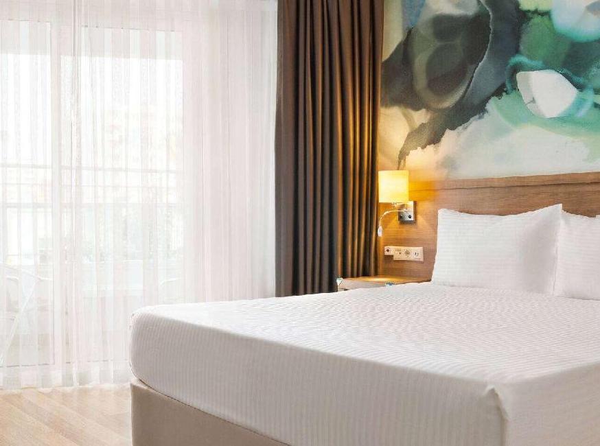 هتل وایندام گاردن لارا تورنگار