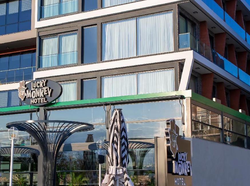 هتل لاکی مانکی تورنگار