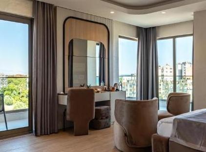 هتل لارا آیفل تورنگار