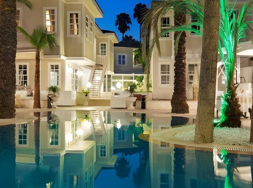 هتل ایلگانس ایست تورنگار