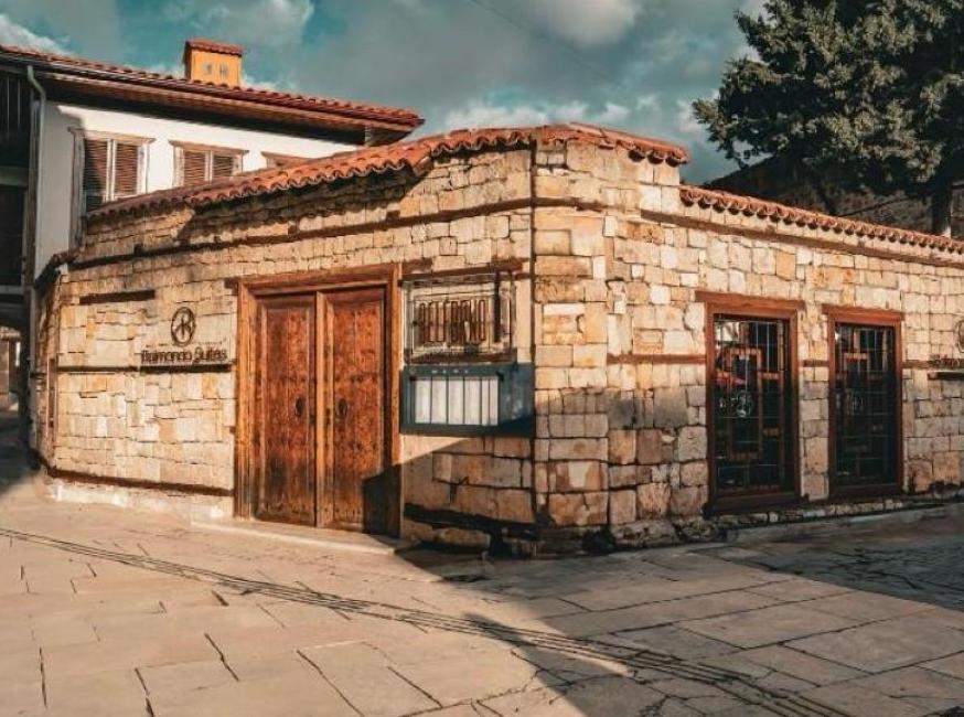 هتل بلموندو سوئیتس تورنگار