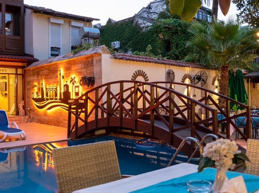 هتل قلعه شهر قدیمی تورنگار