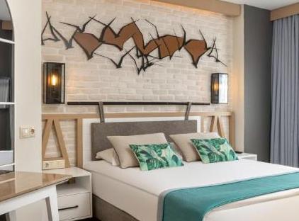 هتل لیماک آرکادیا گلف ریزورت بلک تورنگار