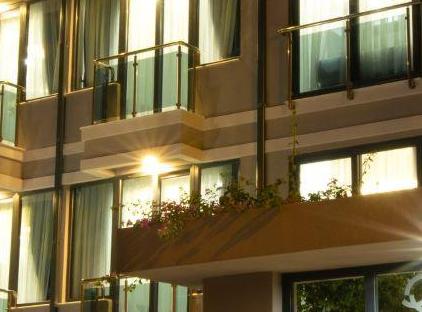 هتل اپرا سوئیتس تورنگار