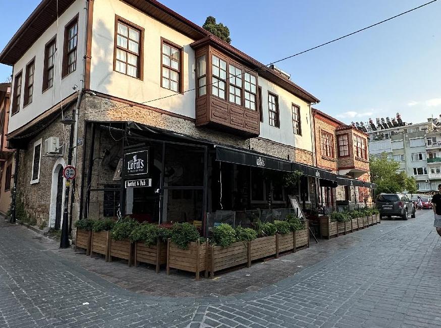 هتل لردز هاستل پاب تورنگار