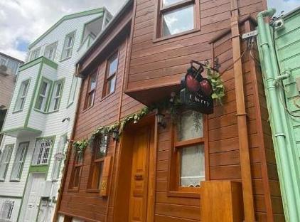 تور هاستل هتل نیو چری استانبول تورنگار